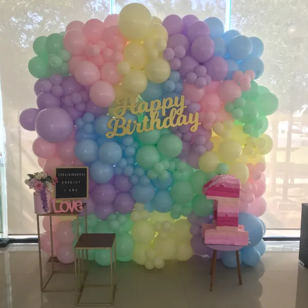 Pared decorada de Hip Hip Balloons